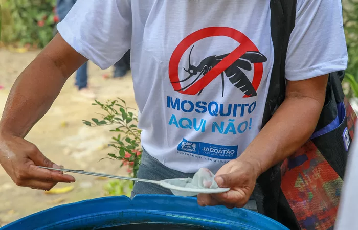 Persona que lleva una camisa de concienciación contra los mosquitos