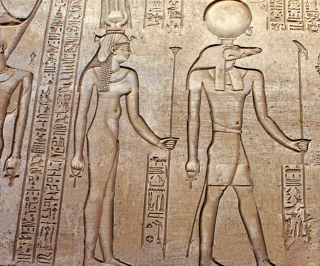 Gravado egipcio donde con una persona con cabeza de cocodrilo